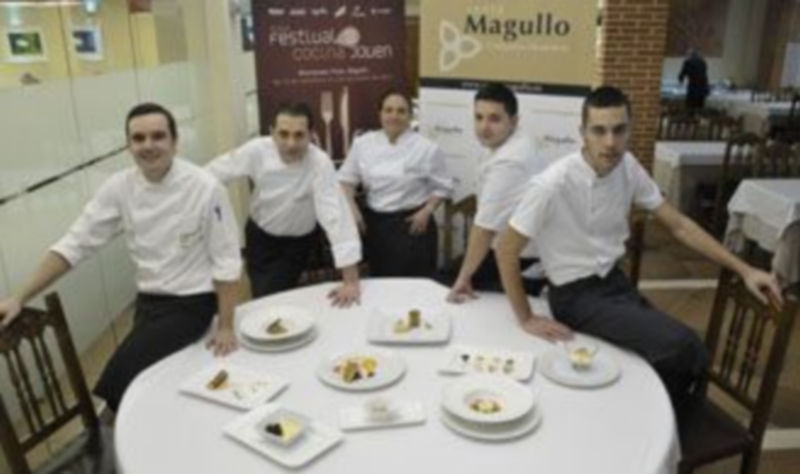 Óscar Calle (segundo por la izquierda)