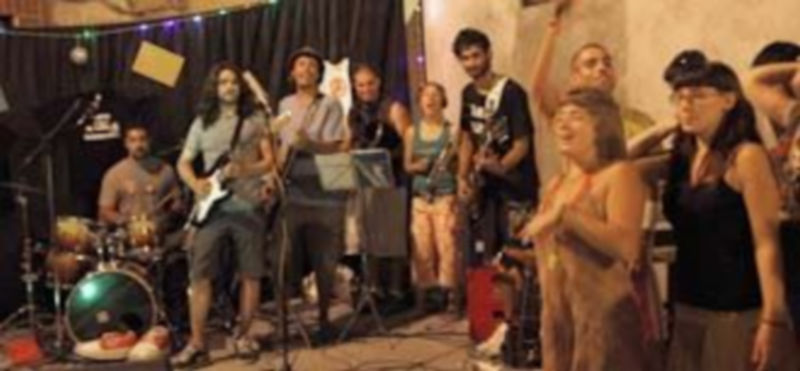 El grupo de rock-reggae Limando el Serrucho consiguió divertir y hacer bailar a todo aquel que pasó por el improvisado escenario situado en la Plaza de la Rubia