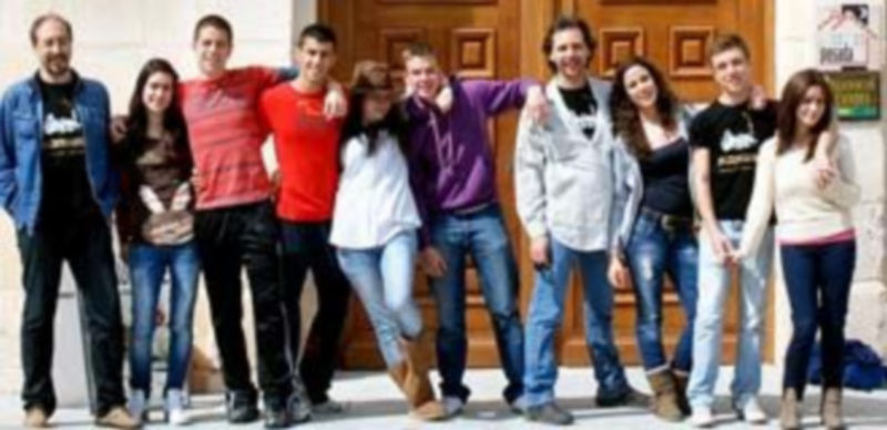 El equipo investigador delante de uno de los cinco Bienes de Interés Cultural de Fuentidueña. / El Adelantado.