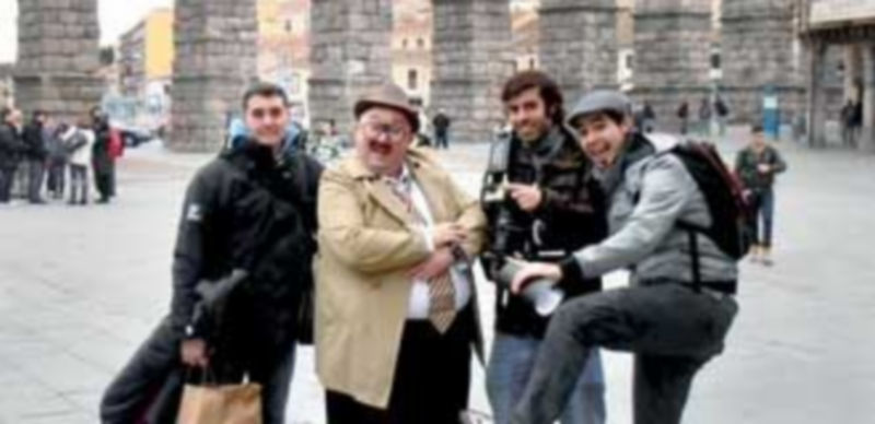 El director segoviano Jaime Llorente y el protagonista del vídeo junto al resto de equipo de rodaje en el Azoguejo. / Ical