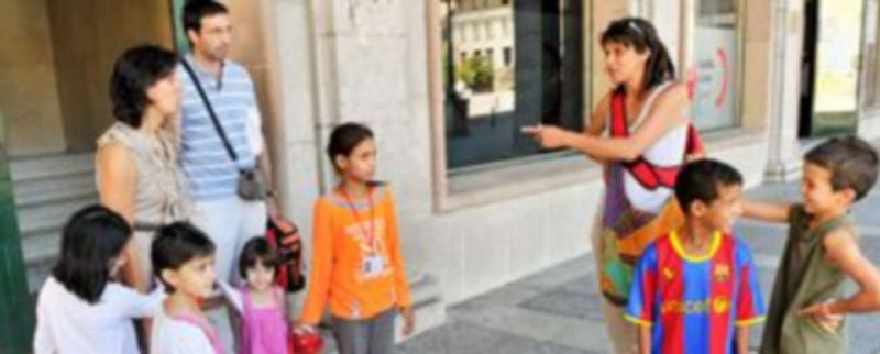 Poco después de encontrarse los niños segovianos y saharauis ya intercambiaban bromas y se daban la mano./ kamarero.