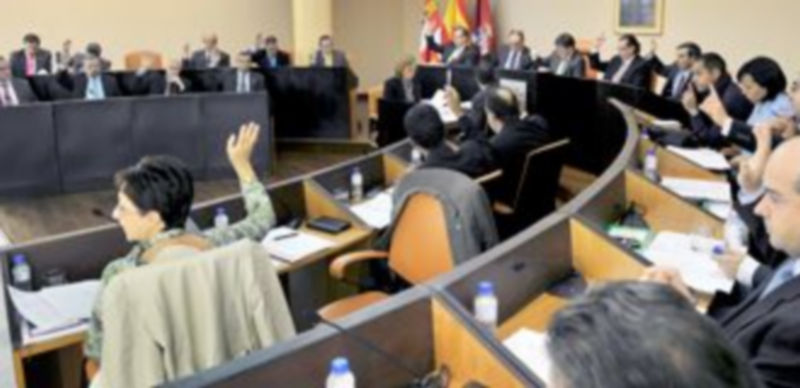 Los diputados votan un acuerdo durante el pleno celebrado ayer en la Diputación. / KAMARERO