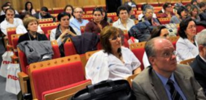 Aprender a vivir el duelo 1 Participantes en las jornadas de Coordinación Asistencial en Cuidados Paliativos que se celebran en el hospital. / Kamarero.