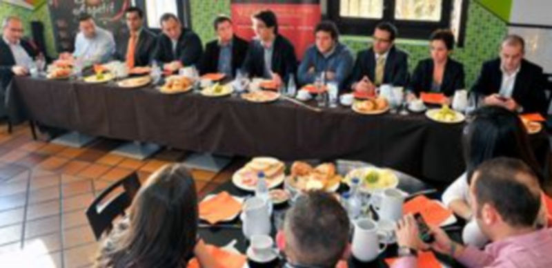 Un momento del encuentro que ayer mantuvieron los directores de medios con jóvenes empresarios / KAMARERO