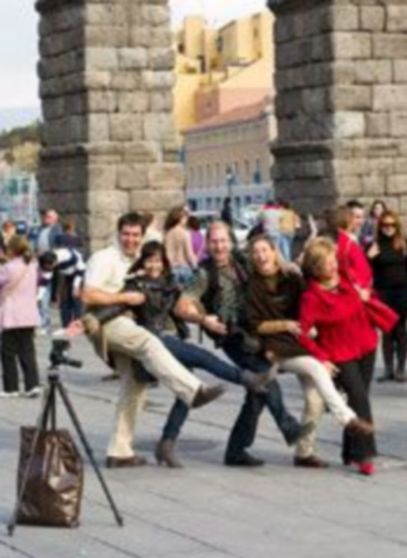 Un grupo de turistas posa para una foto divertida junto al Acueducto. / Kamarero
