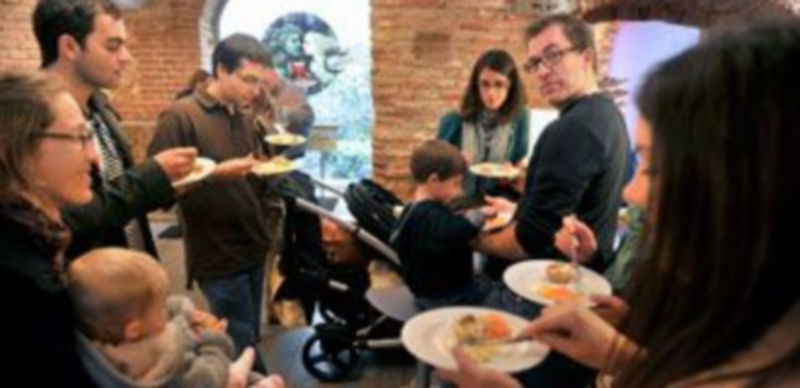 El sabor segoviano 1 Familias completas disfrutan de la gran oferta gastronómica que proporciona el concurso de tapas en la provincia durante estos días. / Kamarero