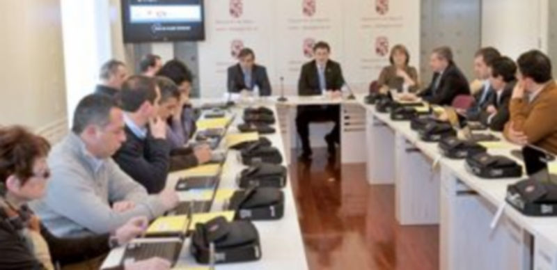 Fotografía de archivo de la entrega de notebook a varios al alcaldes en el pasado mes de febrero. / Kamarero