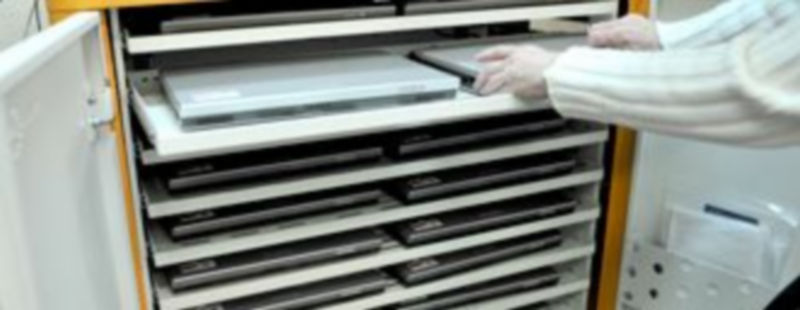 Armario con 20 ordenadores que se encuentra en la biblioteca de la sede de la facultad para prestar los equipos./KAMARERO