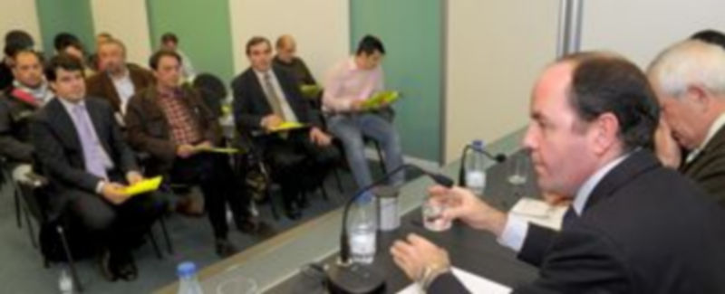 Cándido López expuso a la asamblea el balance de actividades de 2010 y avanzó el programa para el 2011./Kamarero