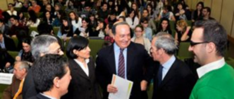 Los participantes en la charla conversan en los momentos previos a la misma en la UVA. /KAMARERO