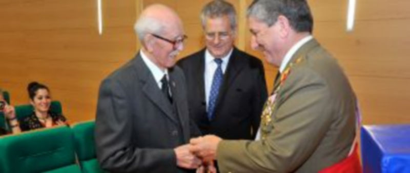 El general Sotomayor entrega el premio a Félix Martín en presencia de su hijo. / Kamarero