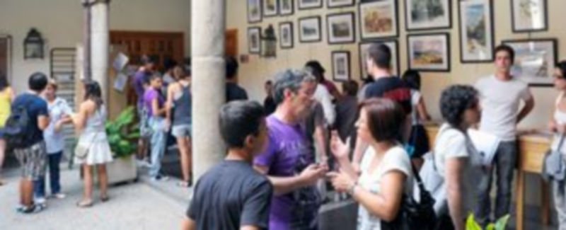 Imagen de archivo de estudiantes formalizando los trámites del proceso de admisión en la Universidad de Valladolid./Kamarero