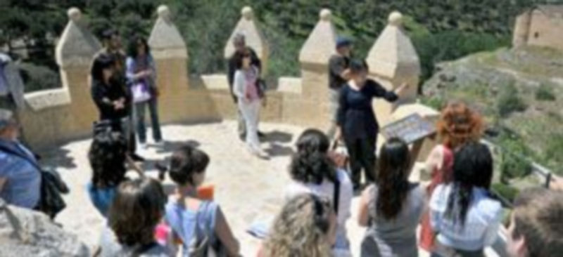 La Concejalía de Patrimonio mostró ayer la nueva señalización instalada en la puerta de San Andrés. / Kamarero.