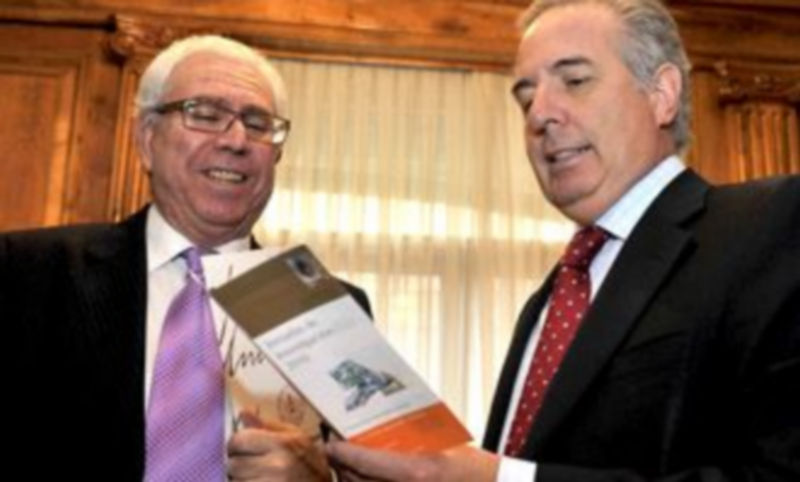 Jesús Nieto y Rafael Encinas observan el programa de la presentación./Kamarero