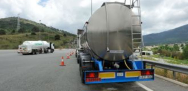 Imagen de los dos camiones que estuvieron bloqueados. / Pedro L. Merino