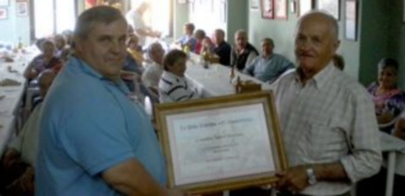 El presidente de ‘El Espontáneo’ entrega un diploma a Andrés Hernando. / E.A.