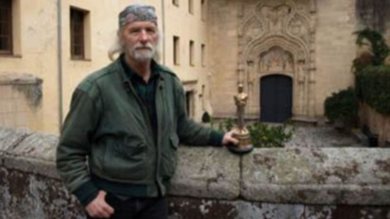 Michael Wadleigh muestra el Oscar que ganó en 1970 por el documental  “Woodstock” ante la fachada de IE / El Adelantado