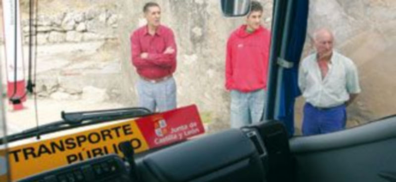 Usuarios del transporte a la demanda en la zona de Tordesillas (Valladolid). / ical