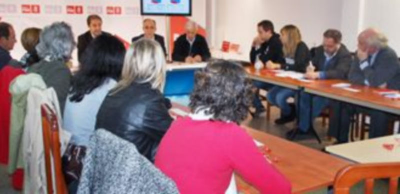 Un momento de la reunión celebrada en la sede del PSOE. / E. A.