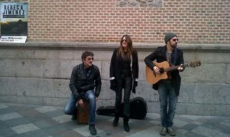 Rebeca y sus músicos en la calle Arenal