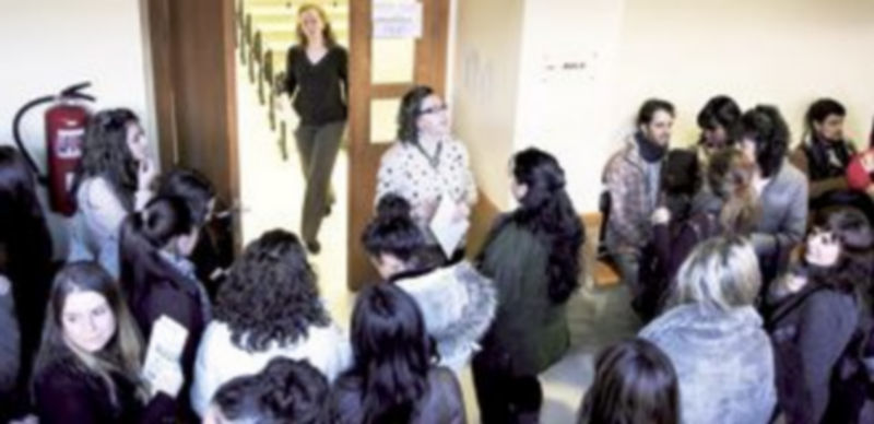 Sacyl no convocará nuevas oposiciones hasta el año 2015 1 Un grupo de licenciados espera en Salamanca para entrar a los exámenes para las plazas de formación sanitaria especializada. / Ical