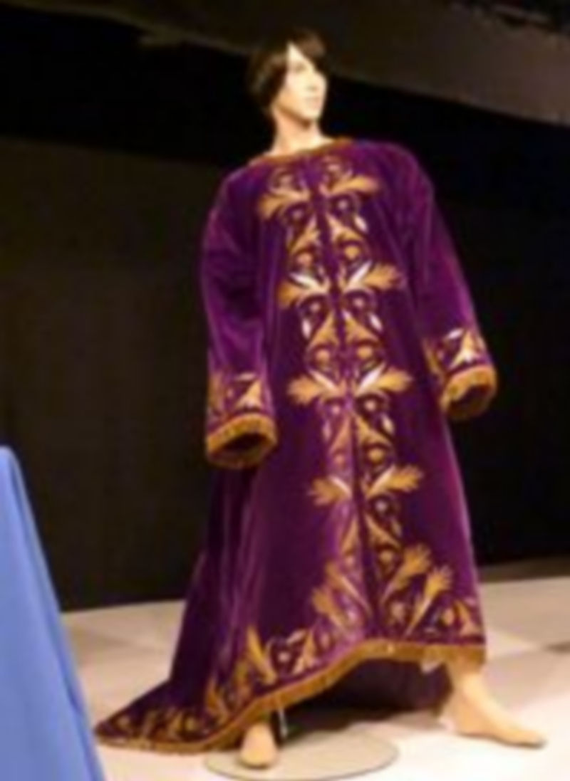 El Nazareno muestra la restauración de la túnica de Sor Martina Vázquez 1 La túnica recién restaurada pudo verse durante todo el acto. / El Adelantado