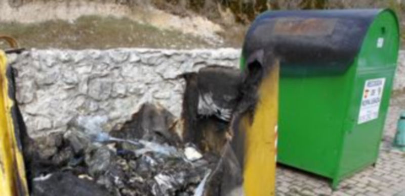 Uno de los contenedores de plástico quemados en Los Lavaderos./ Gabriel Gómez