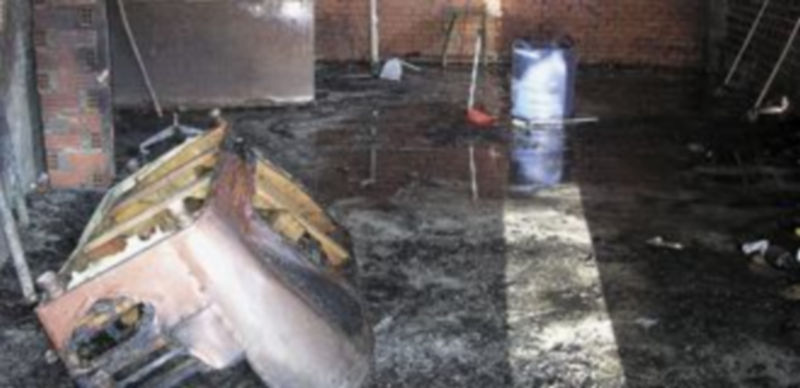 Los agentes recogen información y advierten a los peñistas de aquellas prácticas no permitidas. / Gabriel Gómez