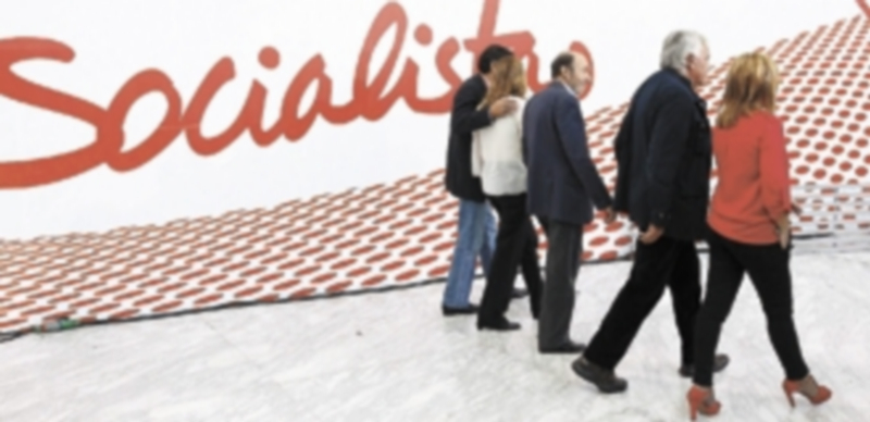 El expresidente Felipe González (2d) camina junto a Valenciano (d)