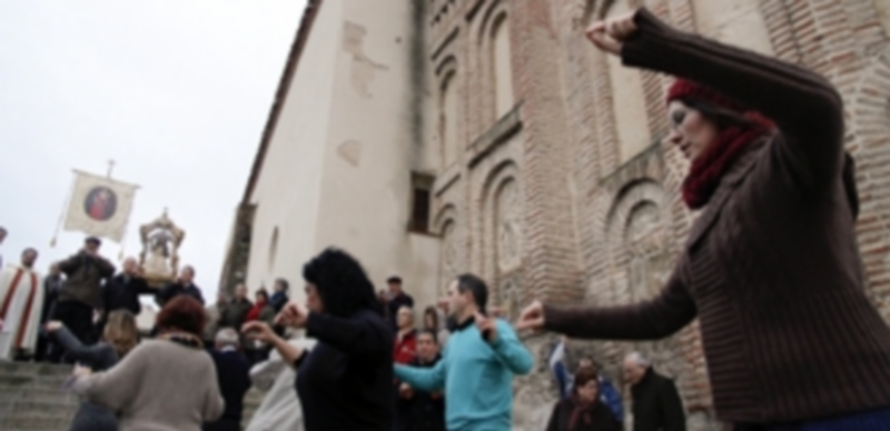Miembros de la cofradía y participantes en la procesión entonando la oración al Niño de la Bola en el interior de la iglesia de San Esteban. / Gabriel Gómez