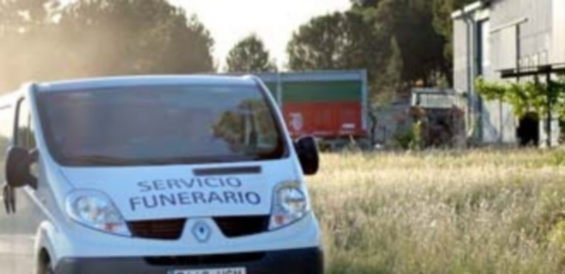 Momento en que el furgón funerario traslada el cadáver del fallecido. / C.N.