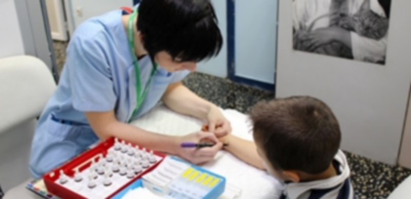 Una alergóloga realiza unas pruebas de alergia a un niño. /Europa Press