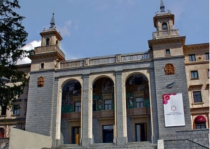 Fachada principal de la sede central de la Universidad Isabel I