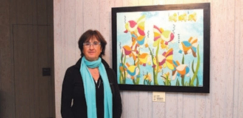 ‘Estuco Decó’, una exposición diferente con piezas exclusivas 1 Montserrat Ibars junto a una de sus piezas. / Chantal Núñez