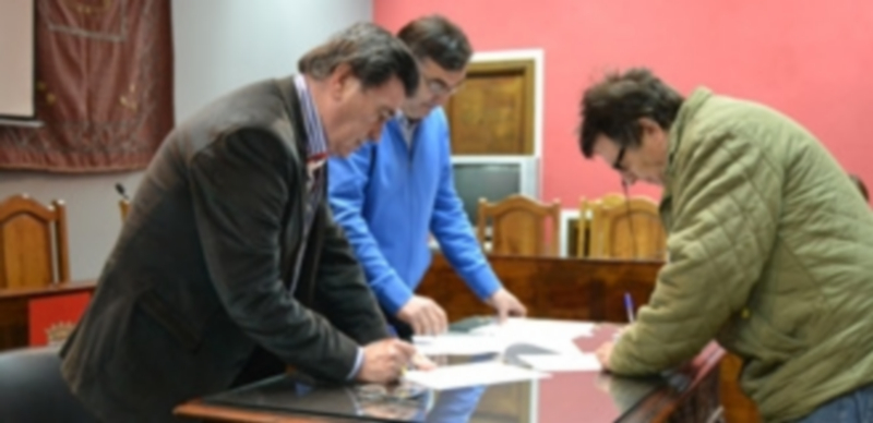 Firma de convenios en el Salón de Plenos del Ayuntamiento. / Daniel Martín