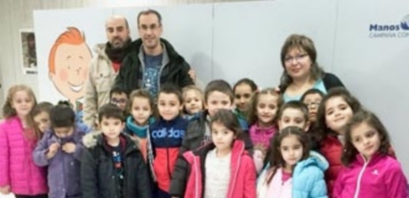 La concejala de Cultura y voluntaria de Manos Unidas en la muestra. / C.N.