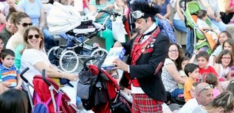 El mago Patxi se situó en la Plaza de la Huerta Herrera en la primera de las funciones de la tarde. / C.N.