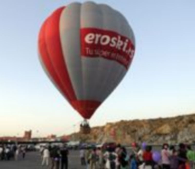 Numerosas personas subieron ayer en globo en el Centro Luz de Castilla. / J. Martín