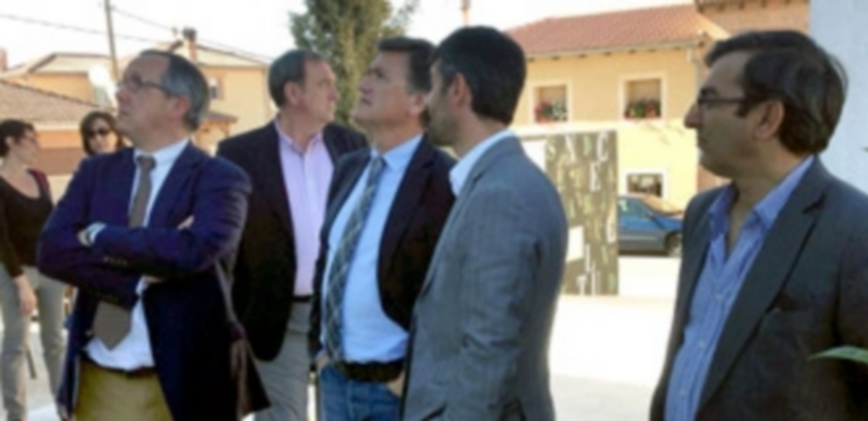 Imagen de una visita a uno de los colegios reparados en esta legislatura. / E. A.