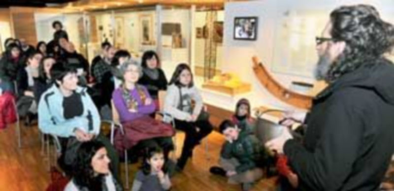 Pablo Zamarrón explica a los asistentes uso y costumbres sobre varios instrumentos tradicionales de Segovia. / Kamarero