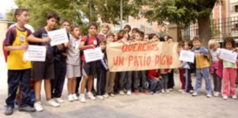 Los escolares portaban una pancarta en que se podía leer: “Queremos un patio digno”. /LEANDRO VALDEZ
