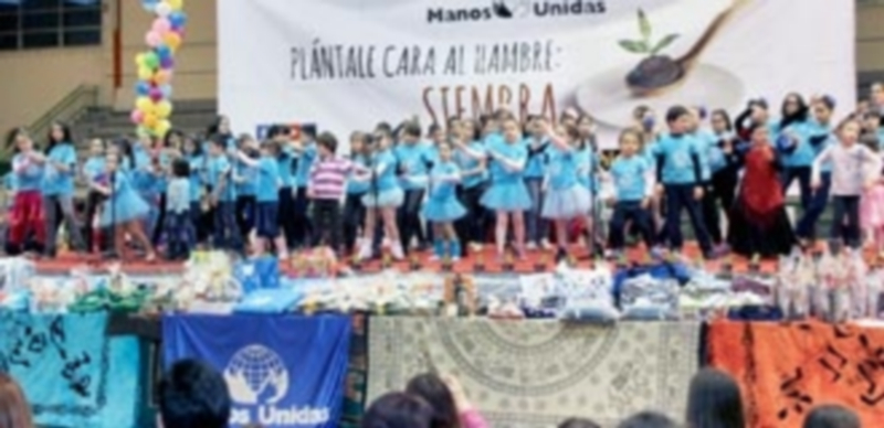 El festival de la solidaridad 1 Todos los alumnos del colegio Santa Clara interpretaron una canción sobre la paz