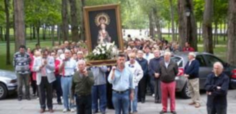 La Fuencisla culmina el mes de María 1 El icono de la Fuencisla presidió el rezo del Rosario por la Alameda. / M.G.