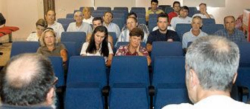 Los ganaderos convocados por UCCL han celebrado una reunión en Torrecaballeros y otra en El Espinar./ ALBERTO BENAVENTE