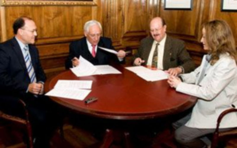 Momento de la firma del convenio por los presidentes de la entidad y la Asociación.