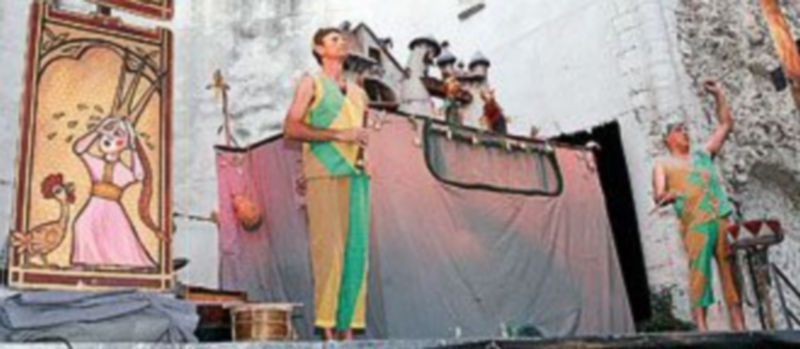 Los Titiriteros de Binéfar atrajeron la atención de muchos niños que llenaron las sillas de San Francisco. / GABRIEL GÓMEZ