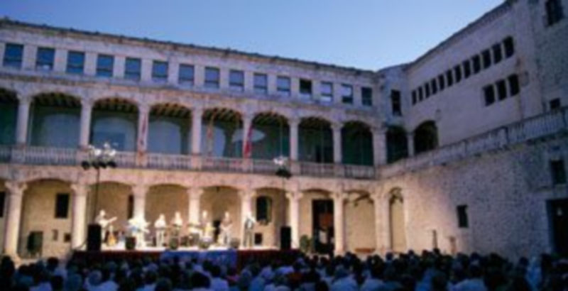 El Patio de Armas será el escenario de esta actuación mañana a partir de  las diez de la noche. / GABRIEL GÓMEZ