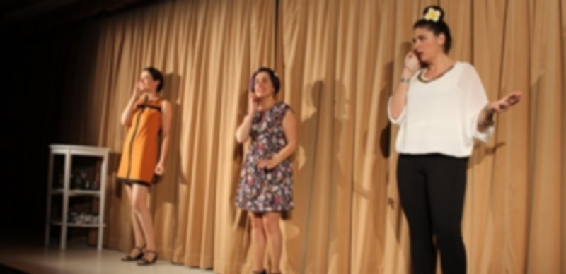 El grupo de teatro ‘Antares’ triunfó con su nueva obra 1 El grupo de teatro ‘Antares’ representando ‘Tres’. / Chantal Núñez