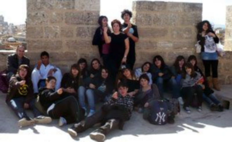 Los alumnos junto a sus profesores en la Puerta de  Serranos de la capital valenciana.