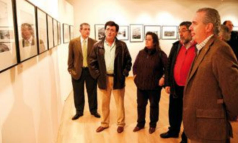 Las autoridades y  promotores de la exposición durante la inauguración de la misma. / GABRIEL GÓMEZ